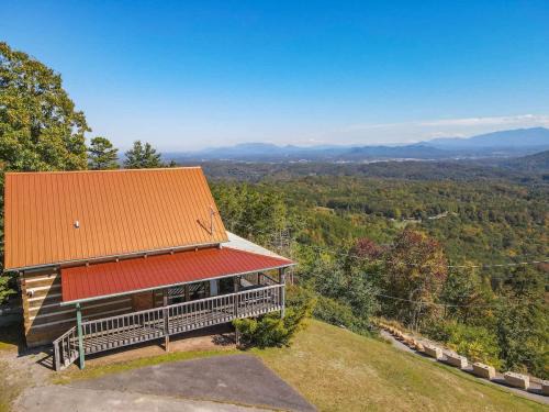 Gatlinburg - Pigeon Forge House | Super View,Smoky Mtn Log Cabin,Pool Table,Hot Tub