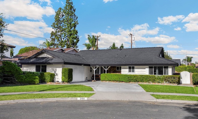 Placentia House | Superb 4-bedroom house/6 Beds 15 minutes to Disneyland!