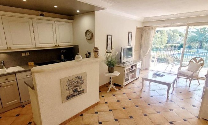 Sainte-Maxime City Centre Apartment | Superb Apt Great Comfort with Balcony & Pool