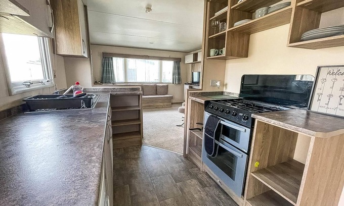 Harwich House | Superb caravan with WiFi art Dovercourt Holiday Park ref 44003G