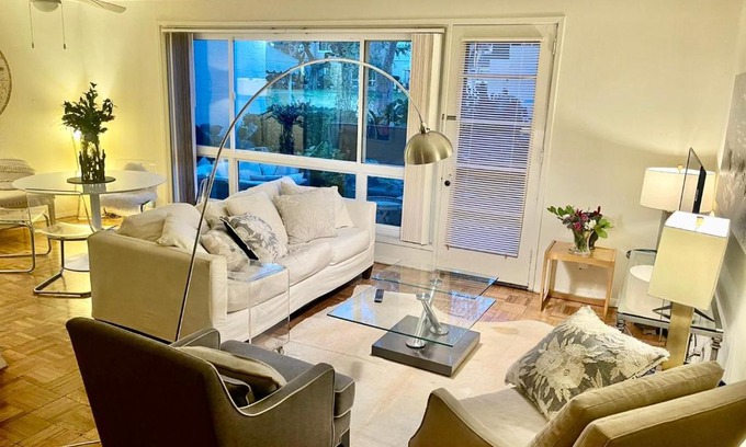 La Brea Apartment | SUPERB LOCATION! 2 bedroom 2 stores garden level apartment in the heart of LA