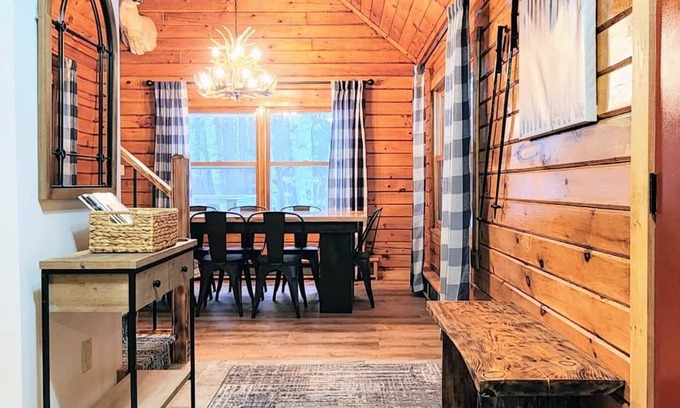 North Creek Cabin | Superb Nature Lodge 5 Minutes to Gore Mountain with Hot Tub, Firepit & Fireplace