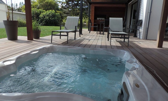 Penmarch Villa | Superb new villa with jacuzzi, on closed garden.