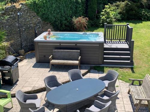 Bodinnick House | Superb Old Farmhouse near the Beach with Large Hot Tub , Free Access to an Indoor Pool, Free Animal Feeding ,Free Pony Rides and Free Tractor Rides