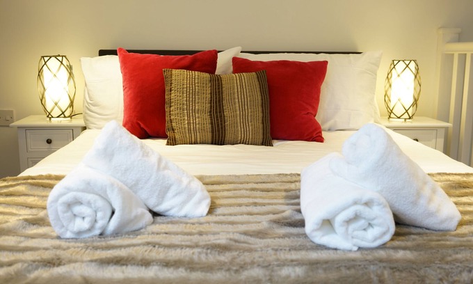 Cowley Apartment | Superb refurbished split-level apartment