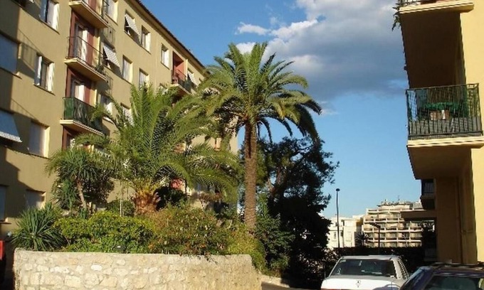 Fabron Apartment | Superb renovated 2-bedroom air-conditioned apartment 3 minutes walk from the sea