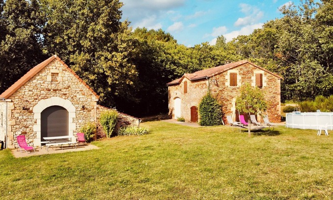 Frayssinet-le-Gelat Villa | Superb restored barn, isolated in the heart of a clearing with swimming pool