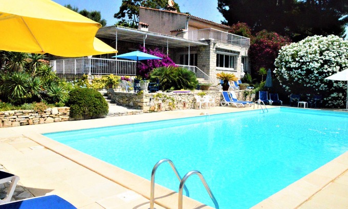 Le Liouquet Villa | Superb villa in a private residential field - Large pool