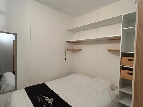 Besse-et-Saint-Anastaise Apartment | Superbe T2 Cabine avec Terrasse et Parking à Super Besse - FR-1-814-66