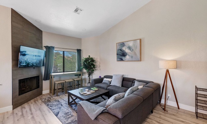 Spring Valley Apartment | Superhost 5 Star ⭐ Service Vaulted Ceilings