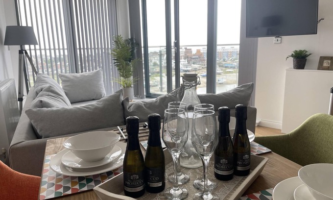 Shoreham-by-Sea Apartment | Superior 2 Bedroom Condo With Stunning Sea Views