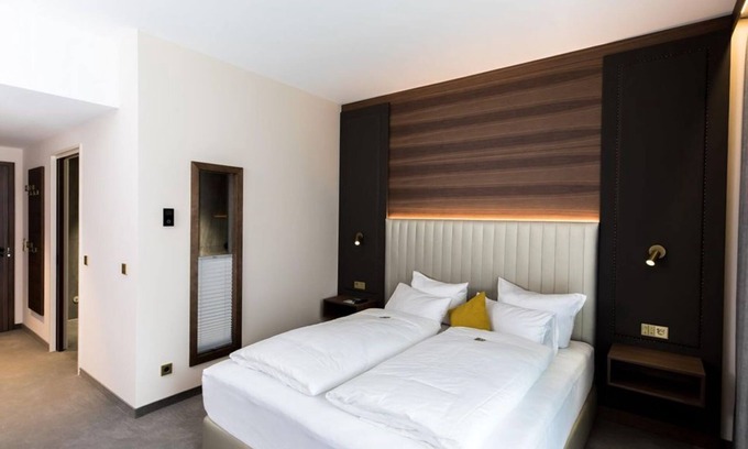 Center House | Superior double room with balcony, shower, WC - Hotel am Schloss