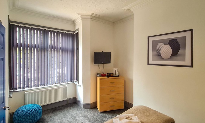 Burnley House | Superior Triple bedroom with Ensuite Church view