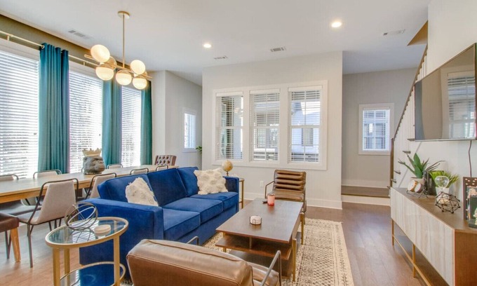Berry Hill House | Supreme Luxury-Mins To Downtown-5 Full Baths