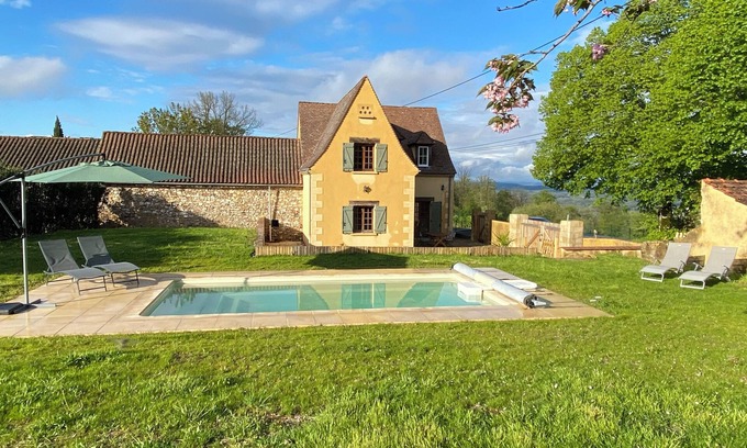 Domme House | "Sur la colline": country house with heated pool, near Sarlat.