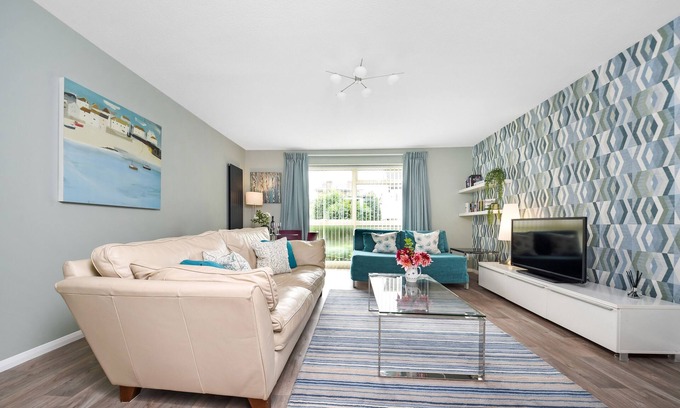 Berrylands Apartment | Surbiton modern 2 bedroom flat with parking