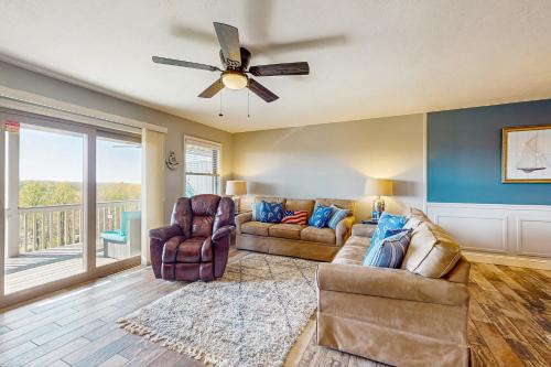 La Follette Apartment | Surf and Turf
