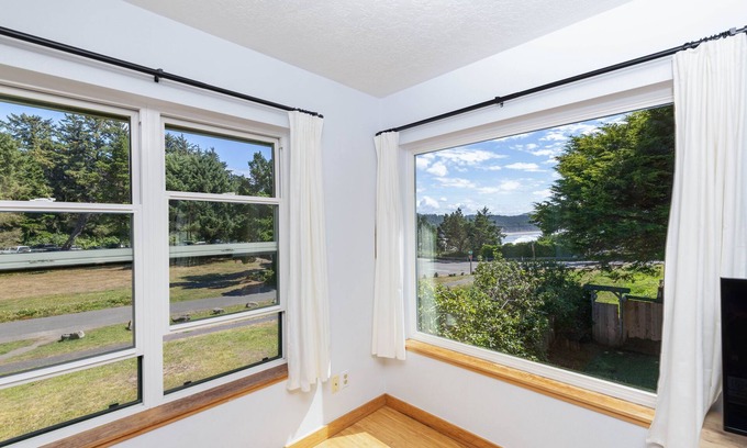 Otter Rock House | Surf Break Beach House | 3-Min Walk to Beach | 3BR