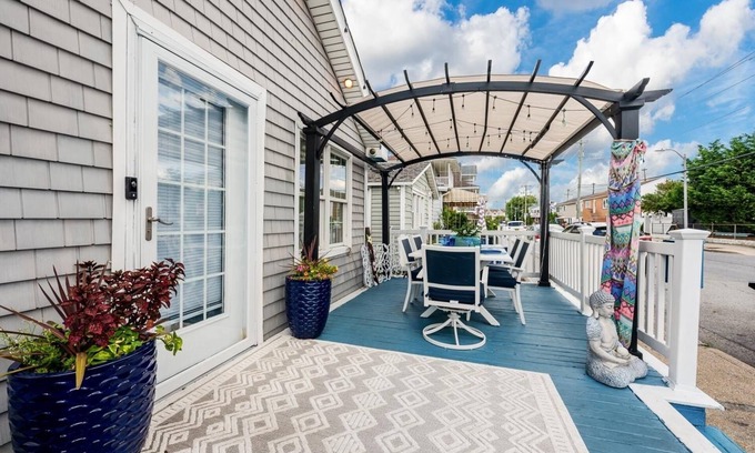 Long Beach House | Surfer's Cottage steps from the beach and right by JFK