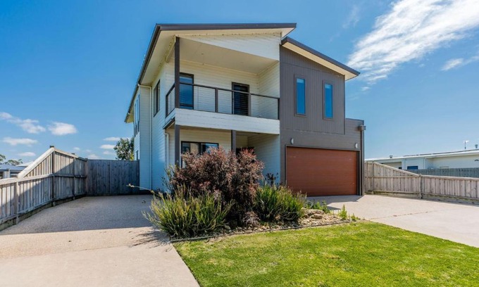 Inverloch House | Surfside Lakeviews Free Wifi