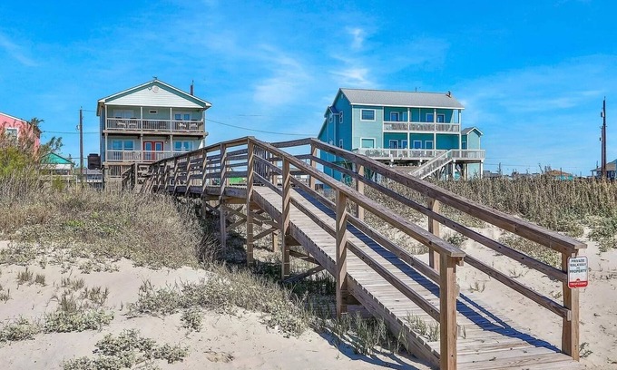 Freeport House | Surfside SeaEsta - BEACHFRONT house with PRIVATE walkway and FOUR decks
