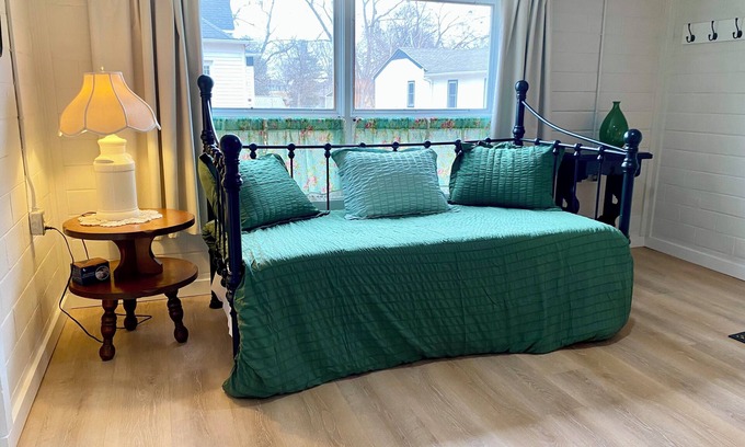 Pella Apartment | Surprisingly Sunny & Spacious 1 bedroom basement apt. w/King bed + 2 twin beds
