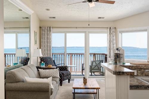 Traverse City House | Surreal Views #328 Beach Pool AC Hot Tub