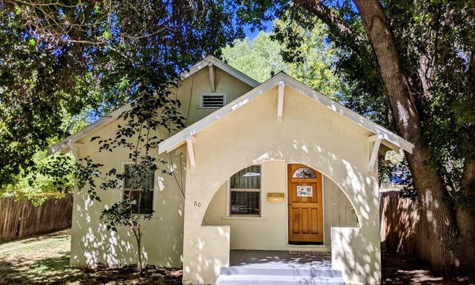 Susanville House | Susanville's cutest cottage 3 beds 1 bath sleeps 4