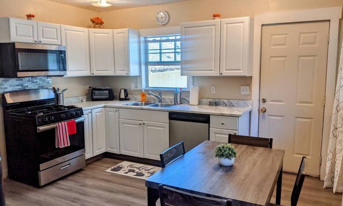 Susanville House | Susanville's cutest cottage 3 beds 1 bath sleeps 5