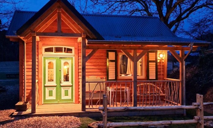 Jameln Cottage | Sustainable glass house Sciurus with sauna and hot tub in nature