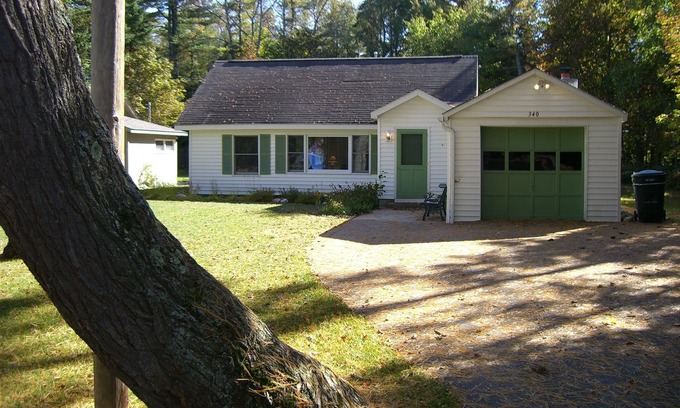 Suttons Bay Cottage | Suttons Bay-Pet Friendly-Walk to Brewery, beach, town, shops