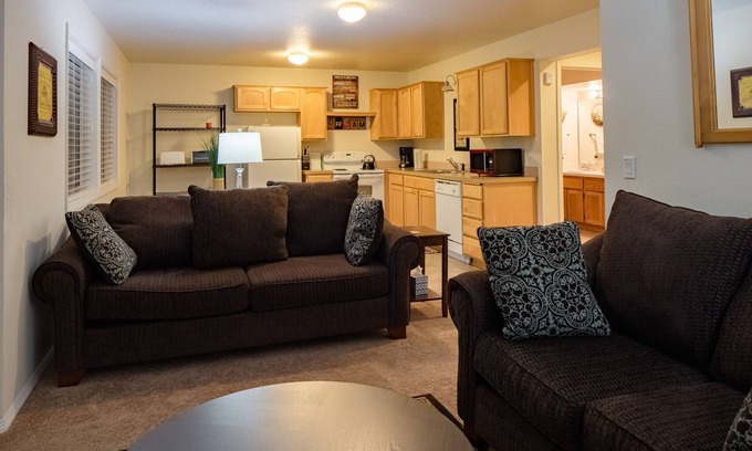West Portland Park Apartment | SW Portland Close in 2 bedroom unit on private forested lot. Close to OHSU