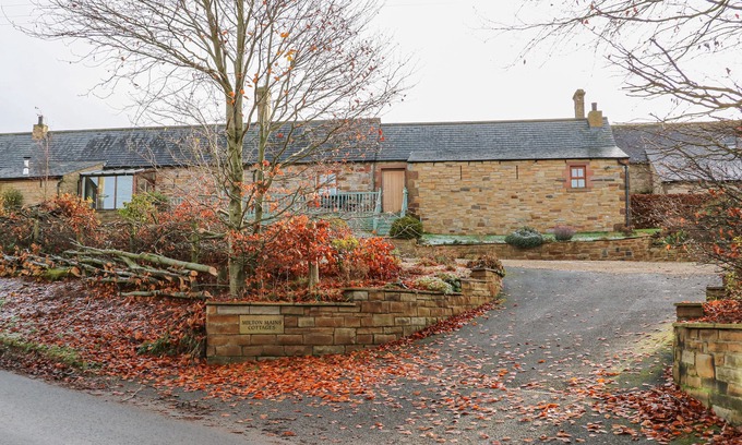 Wing Cottage | SWALLOW COTTAGE, pet friendly, with hot tub in Milton