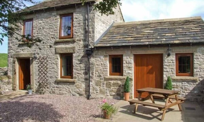 Litton Mill Cottage | SWALLOWS BARN, character holiday cottage in Cressbrook