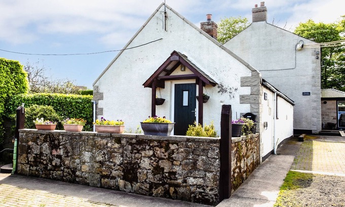 Woodhorn Cottage | SWALLOWS COTTAGE (NR WARKWORTH), romantic in Acklington