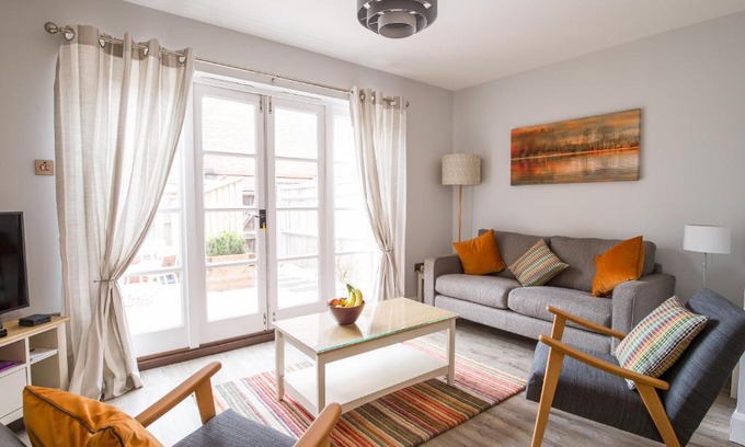 Arundel House | Swan Cottage