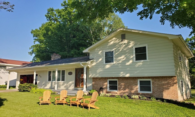 Elk Rapids House | Swan Float Inn- Perfect Location- Beach AND Village of Elk Rapids!