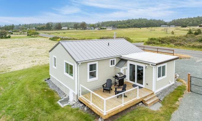 Oak Harbor House | Swan Lake Cottage by AvantStay | Views + Firepit