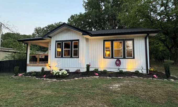 Rossville House | Swanky cottage Hot Tub 6.4 miles to Chattanooga