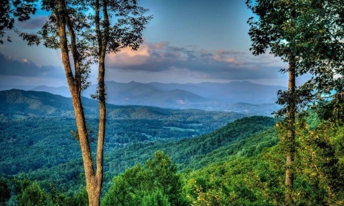 Murphy Cabin | SWEEPING MOUNTAIN VIEWS-POOL TABLE & FOOSBALL-FIBER WIFI & OPEN + SCREENED DECKS