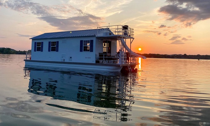Lenoir City Boat Rental | Sweet Abi Mae - Cruising houseboat in Knoxville TN
