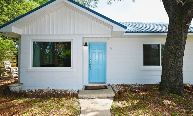 Navarre Cottage | Sweet Cottage with Beach Access