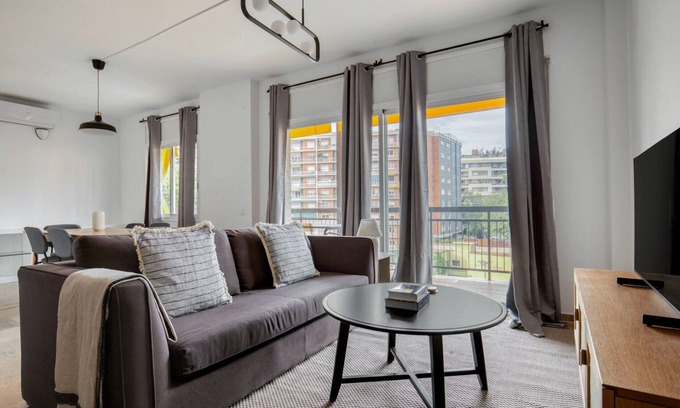 El Putget i Farro Apartment | Sweet El Putxet i el Farró 3BR w/Doorman, Pool & Garden, by Blueground