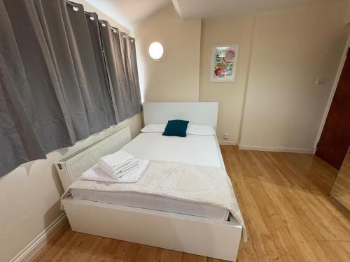 Coldharbour Apartment | Sweet night