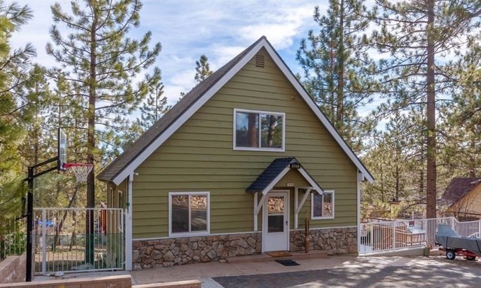 Patton House | Sweet Retreat - Spectacular Little Hideaway, Cozy Family Getaway Near The Lake! 3 Bedroom Home