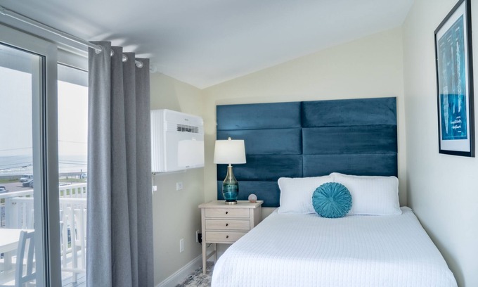Hampton Hotel | Sweet third floor oceanfront w/kitchenette!