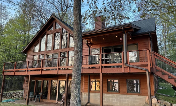 Hayward Cabin | Swim/Bike/Fish- Woodhenge Lodge on Lost Land Lake!