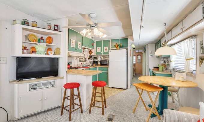 San Carlos Park Cottage | Swim, Fish & Play: Pet-Friendly Gem in Fort Myers