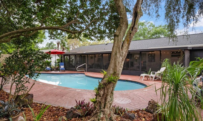 Brandon House | SWIM! Pool Paradise - close to Orlando/Tampa/St Pete - Cozy & Modern