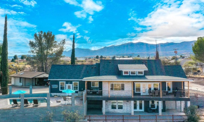 Cottonwood House | Swim & Stay at Old Town Overlook Across from Merkin Vineyards